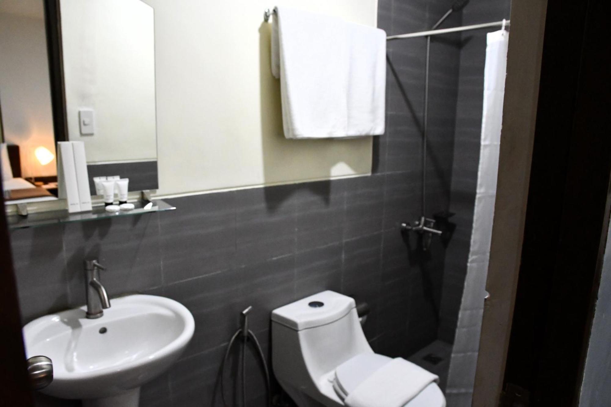 Arzo Hotel Makati Makati City Exteriör bild