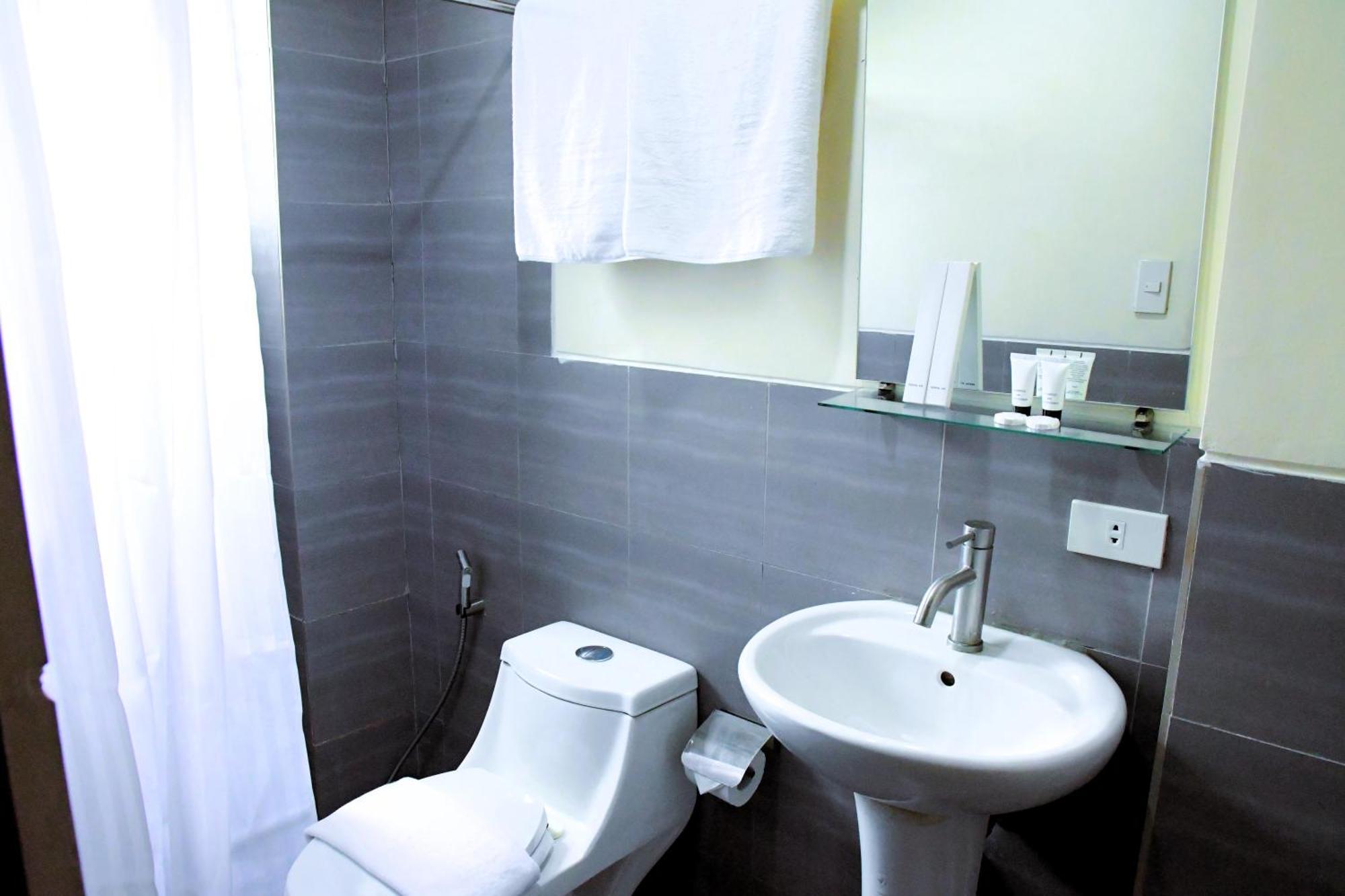 Arzo Hotel Makati Makati City Exteriör bild