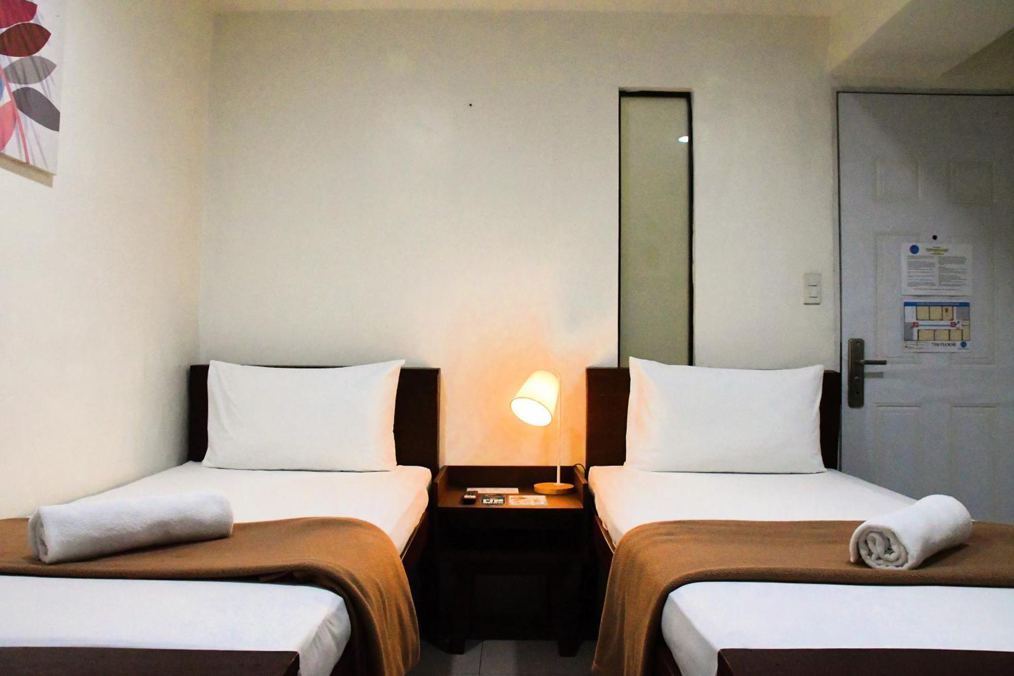 Arzo Hotel Makati Makati City Exteriör bild